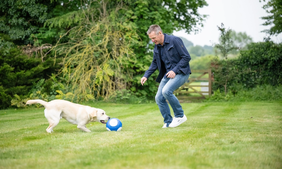 Stuart Pearce footbal with Golden Retriever