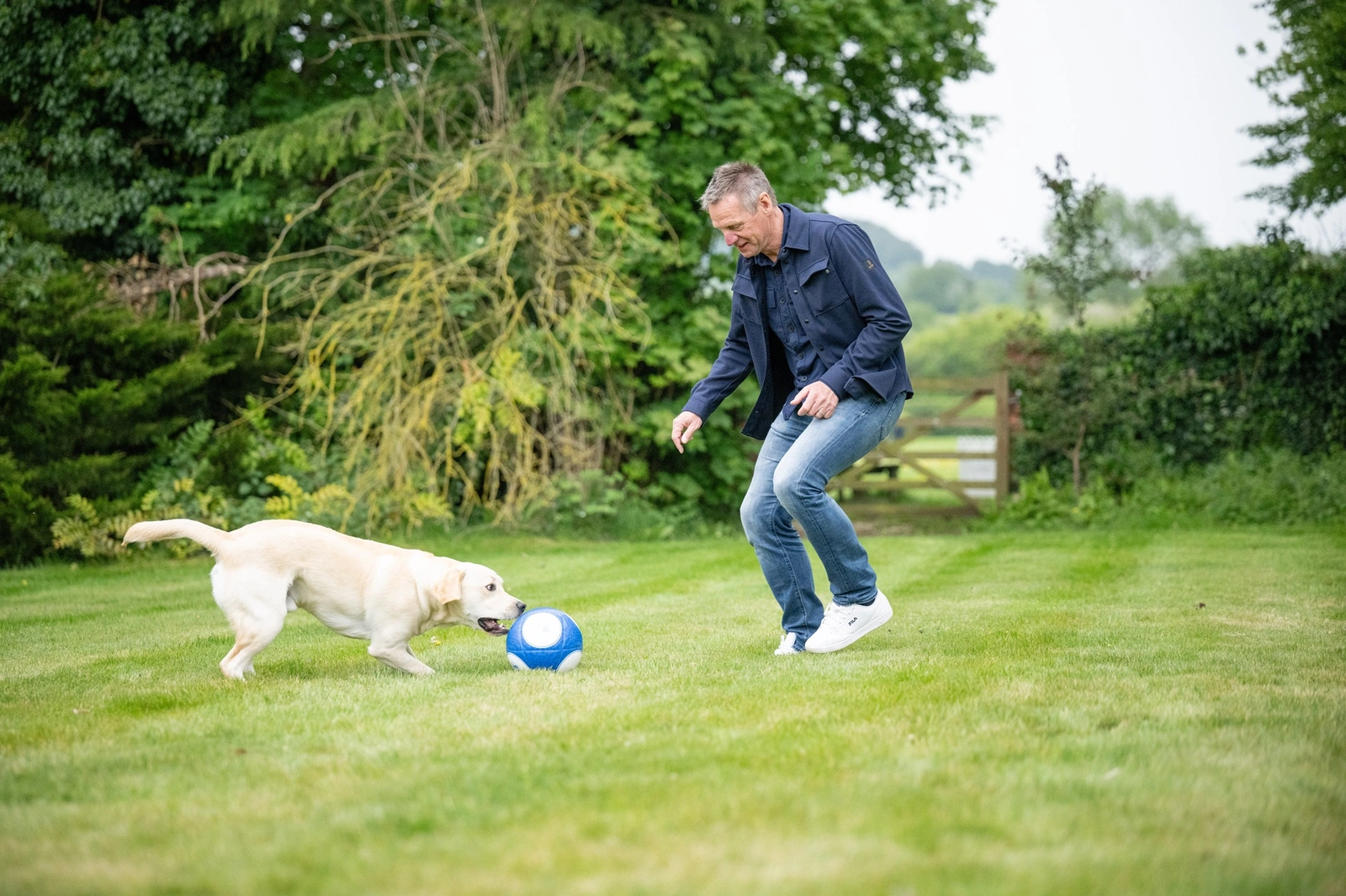Stuart Pearce footbal with Golden Retriever